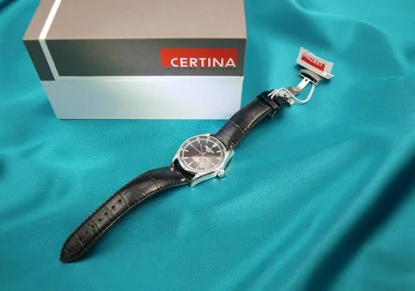 Usługa grawerowania zegarka na szklanym deklu