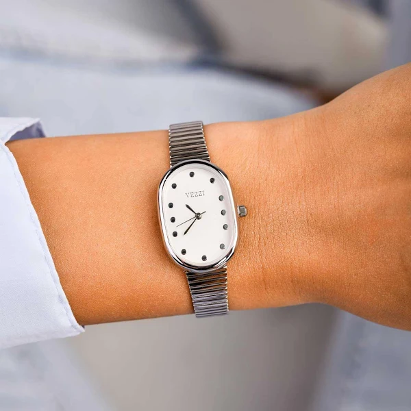 Zegarek z białą tarczą