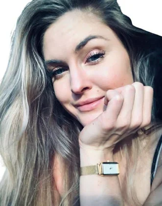 Zegarek prostokątny na złotej bransolecie