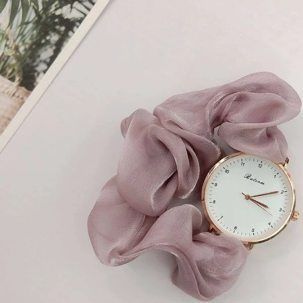 Damski zegarek z bransoletką typu scrunchie