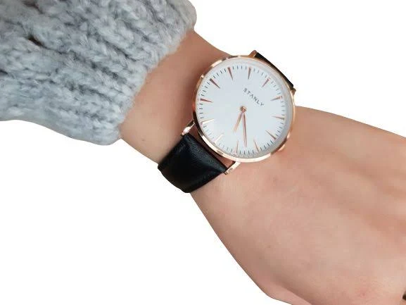 Modny damski zegarek czarny skórzany pasek złota koperta