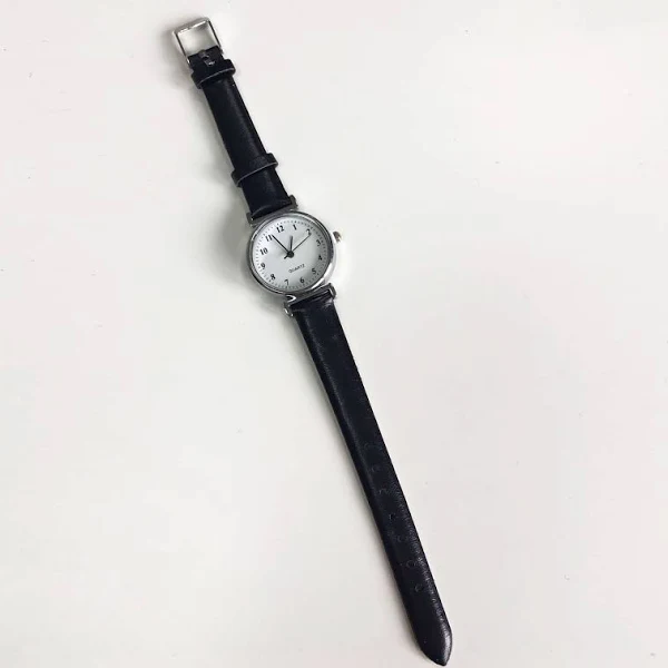 Zegarek z małą tarczą z cyframi na pasku